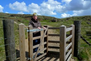 Warren leaves Betsy hanging at the kissing gate