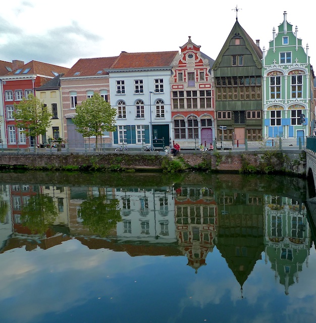 Met with readers Bart and Evelien to tour the city